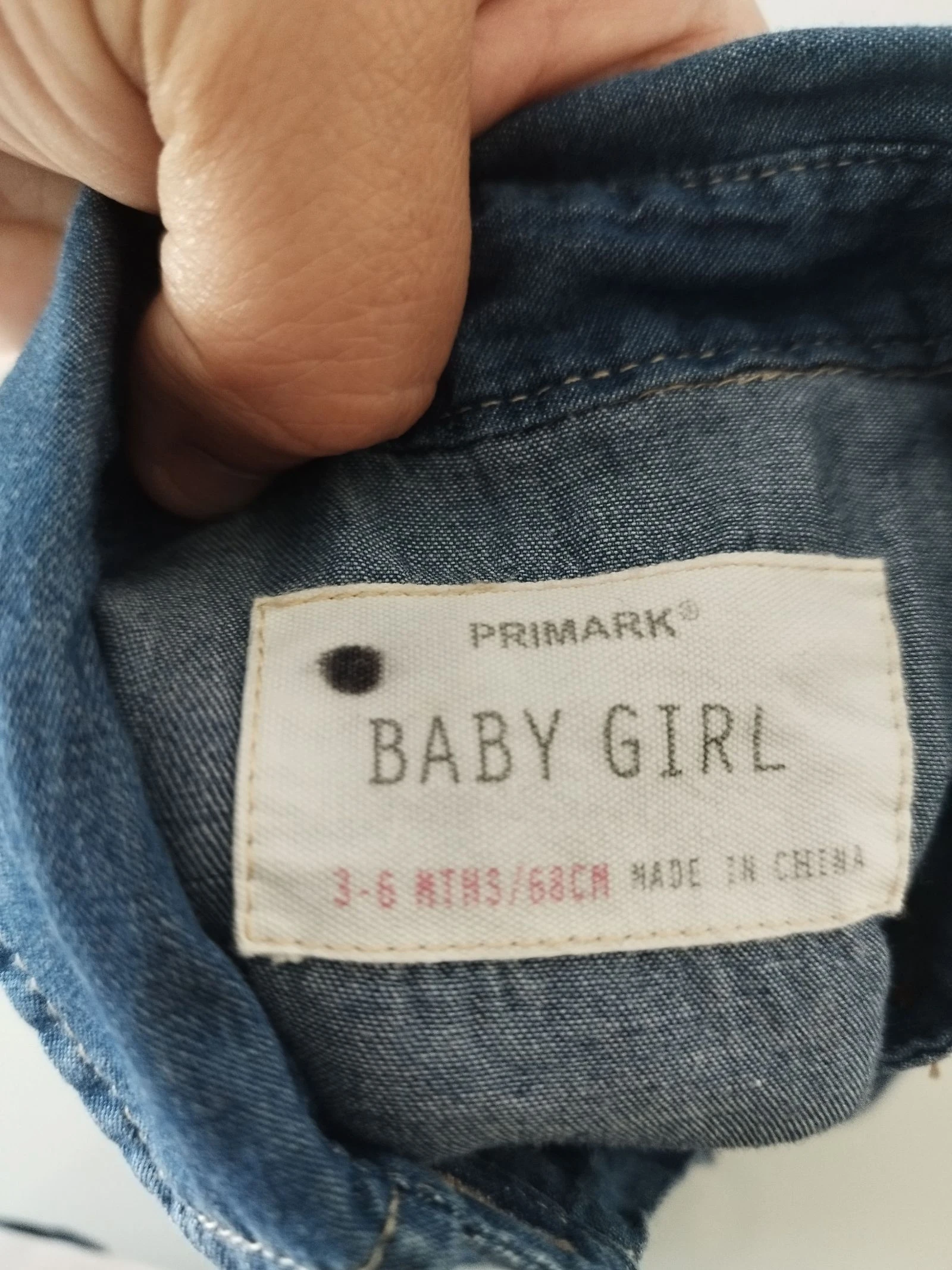 Shirtjesachtig spijkerjurkje met babyknoopjes 3-6 maanden Primark – photo 2